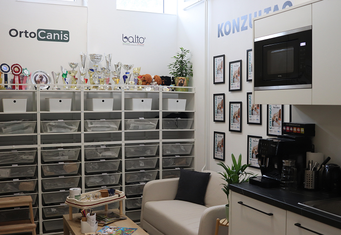 interiér porady ke psím ortopedickým pomůckám